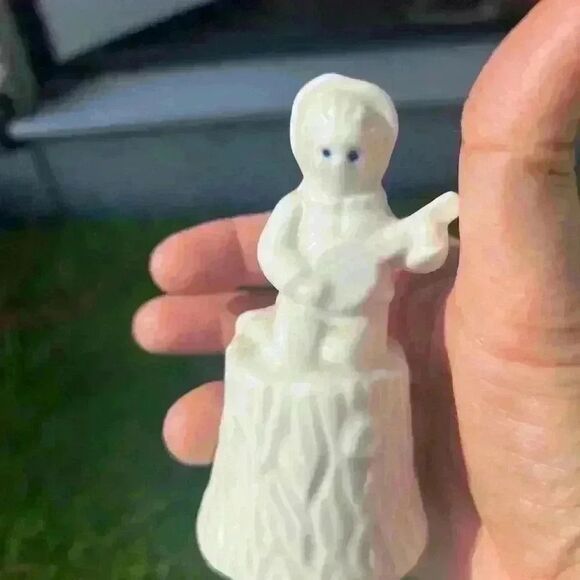 Vintage White Porcelain Taiwan Folk Art‎ Banjo Boy on a Tree Stump Bell - Picture 6 of 8